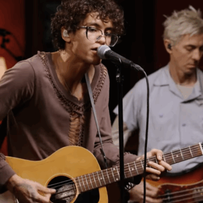 Dominic Fike revisite le générique de South Park de Primus en 26 secondes sur Triple J