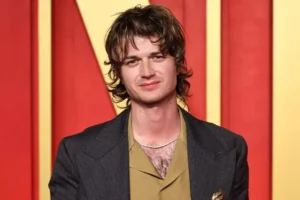 Djo (Joe Keery) propulsé numéro 1 au Royaume-Uni avec « End Of Beginnings » après le final de Stranger Things
