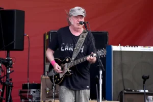 Neil Young offre l’accès gratuit à toute sa musique au Groenland et rompt avec Amazon, Bezos et Trump