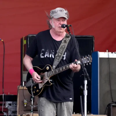 Neil Young offre l’accès gratuit à toute sa musique au Groenland et rompt avec Amazon, Bezos et Trump