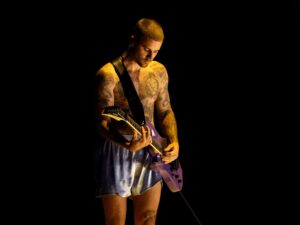 Justin Bieber en caleçon aux Grammys 2026 : une performance dépouillée qui enflamme les réseaux
