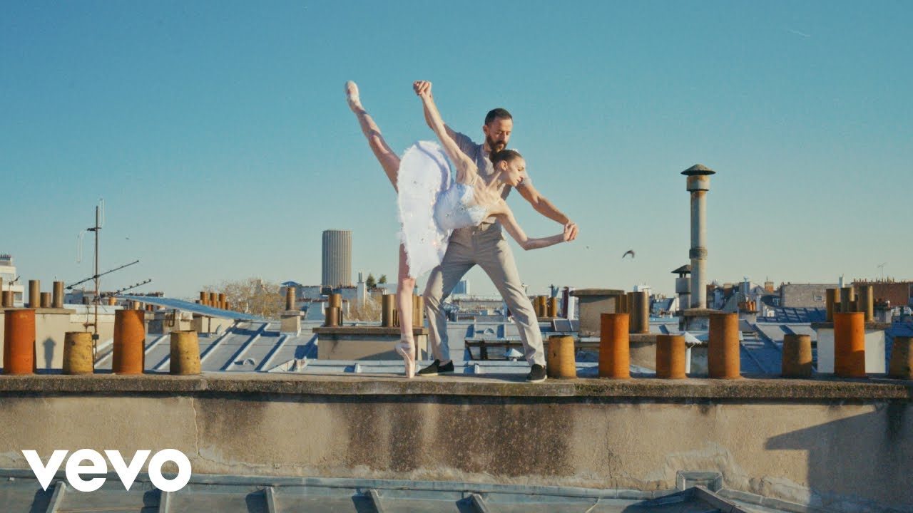 Image de la vidéo officielle Dansons de Céline Dion tournée sur les toits de Paris