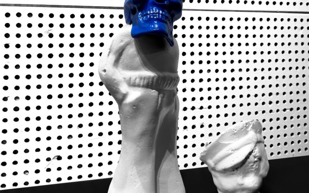 Pochette de l'album « Frozen Charlotte » de Jack White : un crâne bleu vif posé sur une figurine de porcelaine blanche