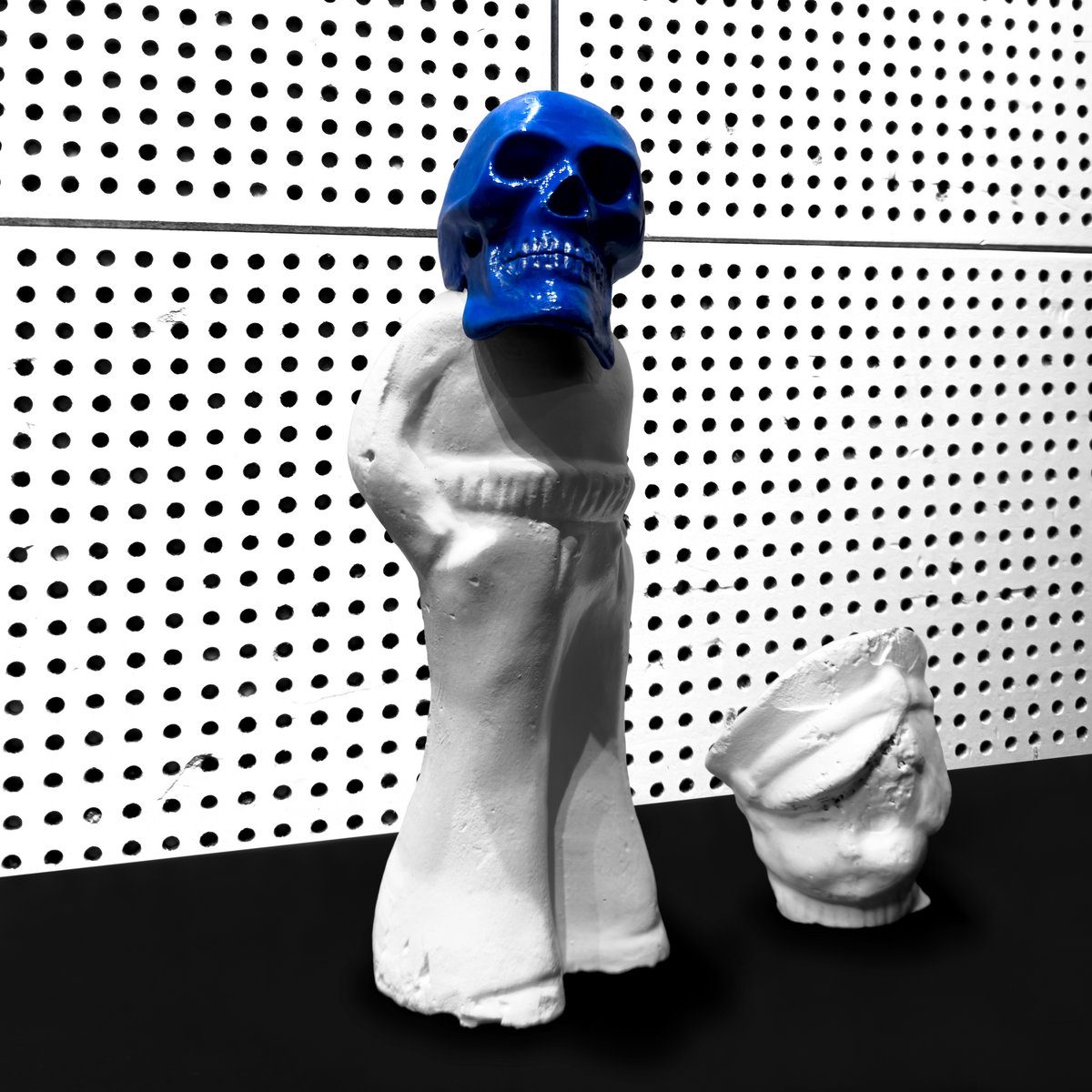 Pochette de l'album « Frozen Charlotte » de Jack White : un crâne bleu vif posé sur une figurine de porcelaine blanche