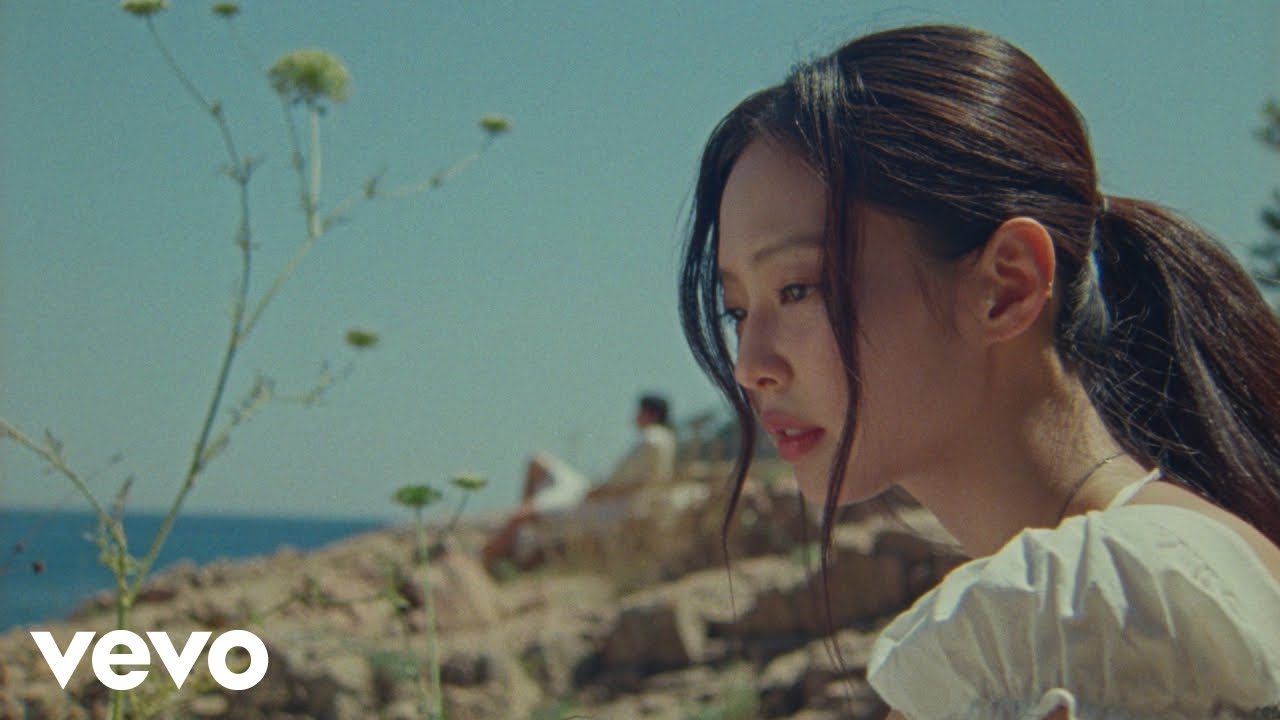 Jennie dans le clip officiel de « Less than a Lover »