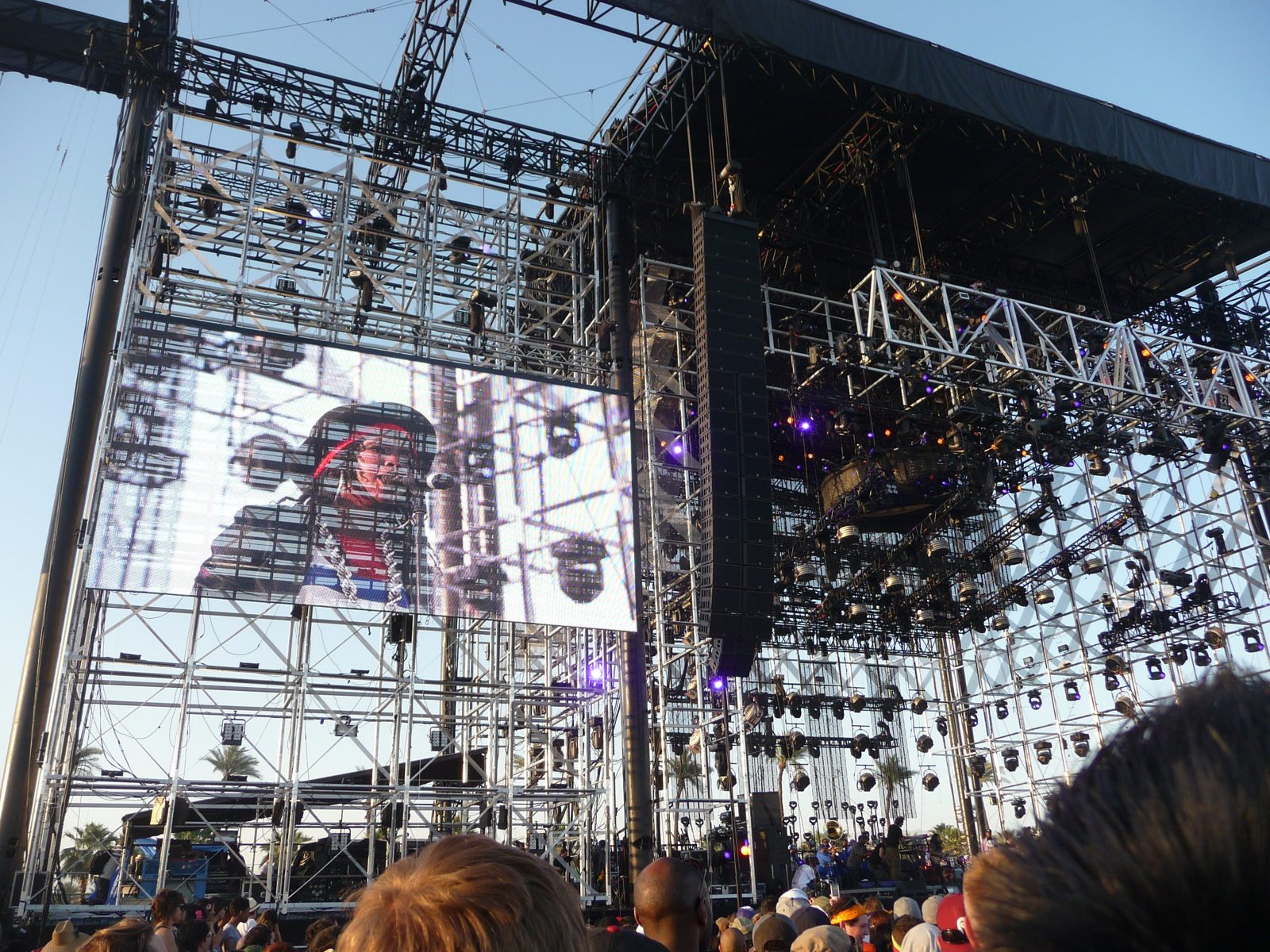Ms. Lauryn Hill sur scène, micro en main