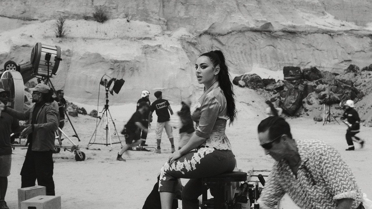 Vincent Cassel dans le clip du single Camera de Charli XCX