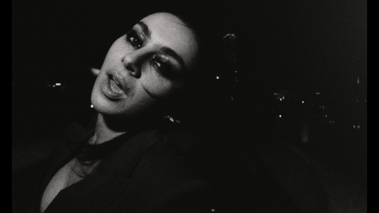 Charli XCX dans le clip officiel de Rock Music, premier extrait de l'album Music, Fashion, Film