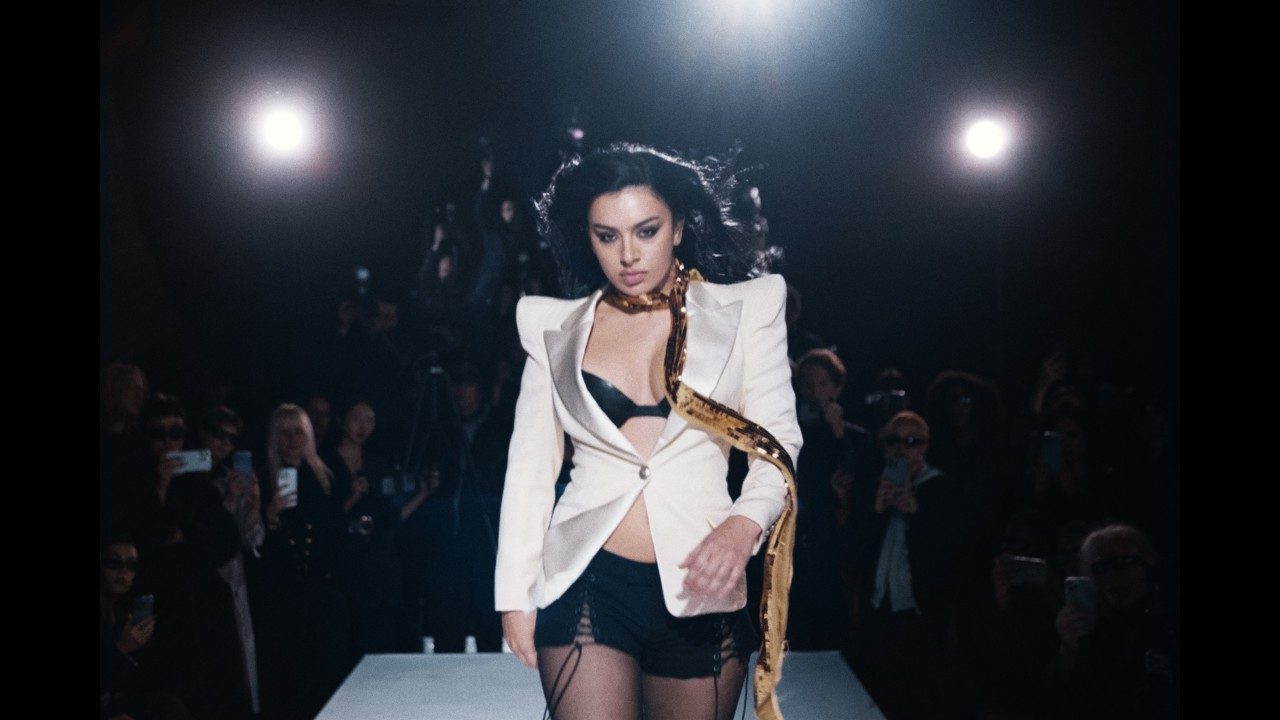 Charli XCX sur un podium de mode dans le clip du single SS26