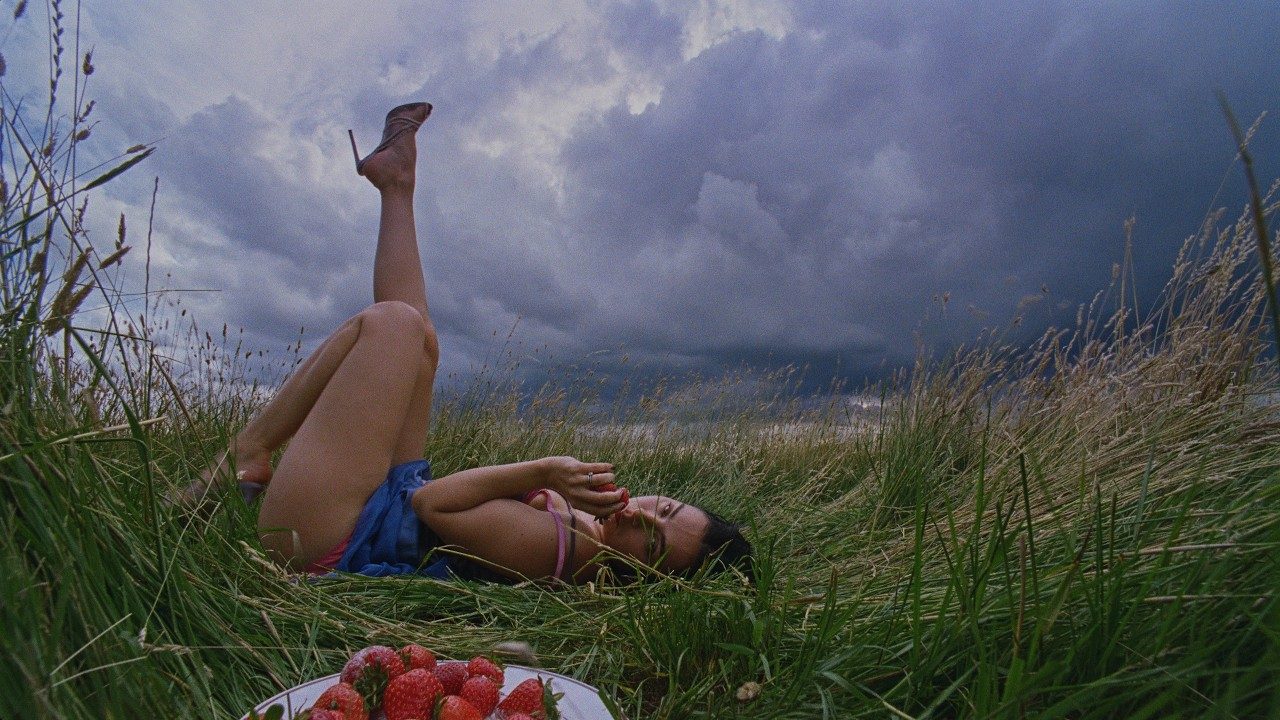 Charli XCX dans le clip du single Wink Wink