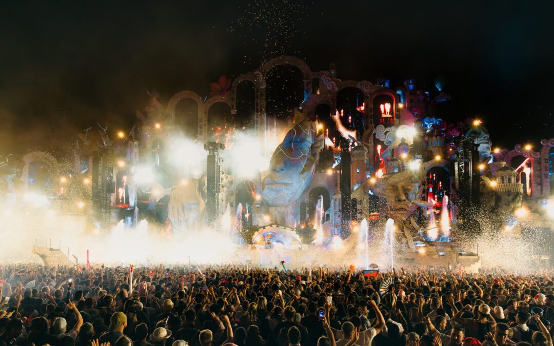 La mainstage Consciencia de Tomorrowland 2026 illuminée de nuit à Boom, en Belgique