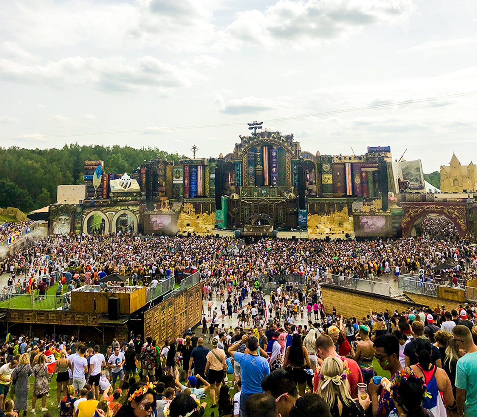 La mainstage de Tomorrowland face à la foule du festival à Boom