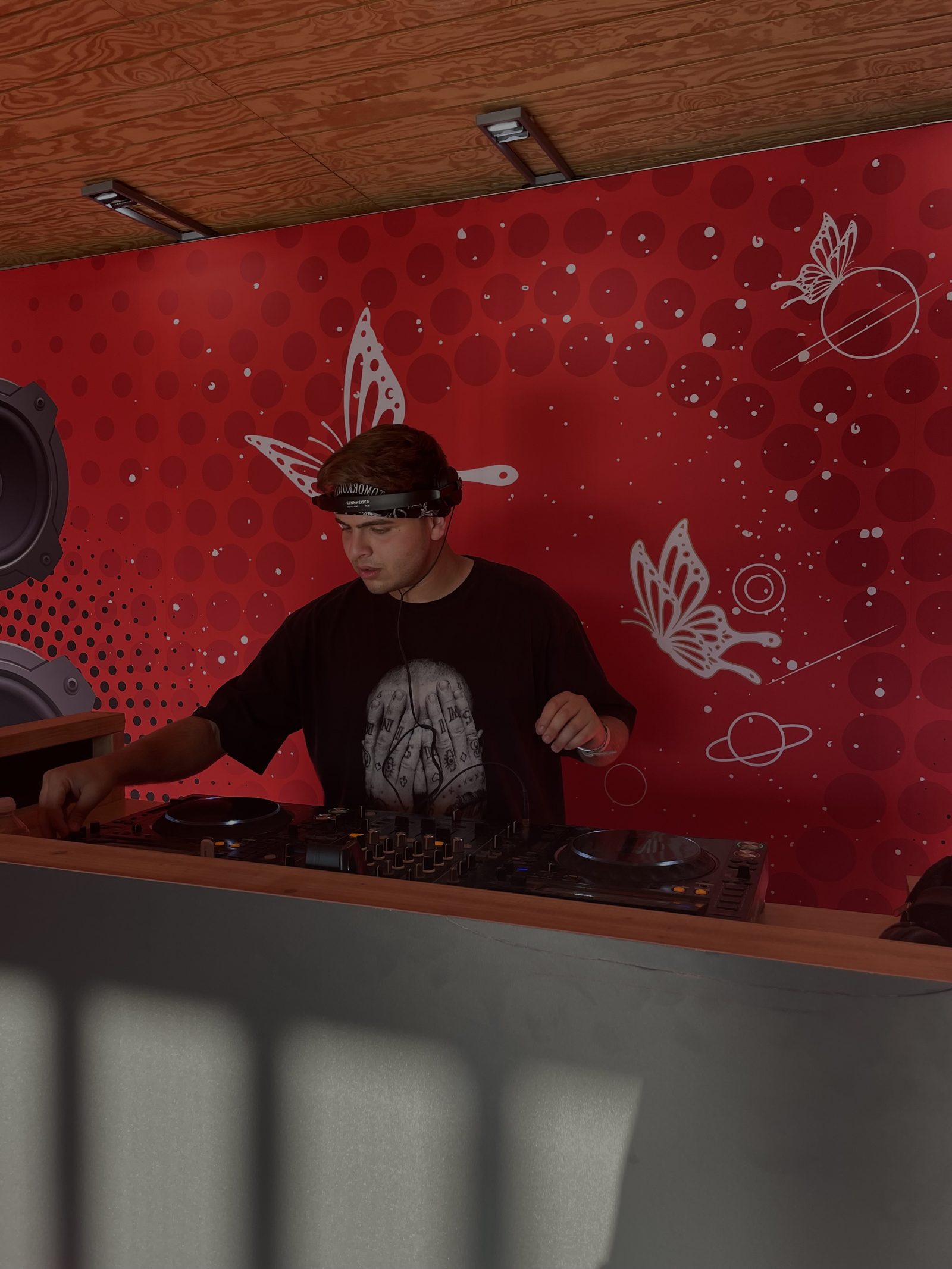 Un DJ aux platines pendant un set sur une scène de Tomorrowland