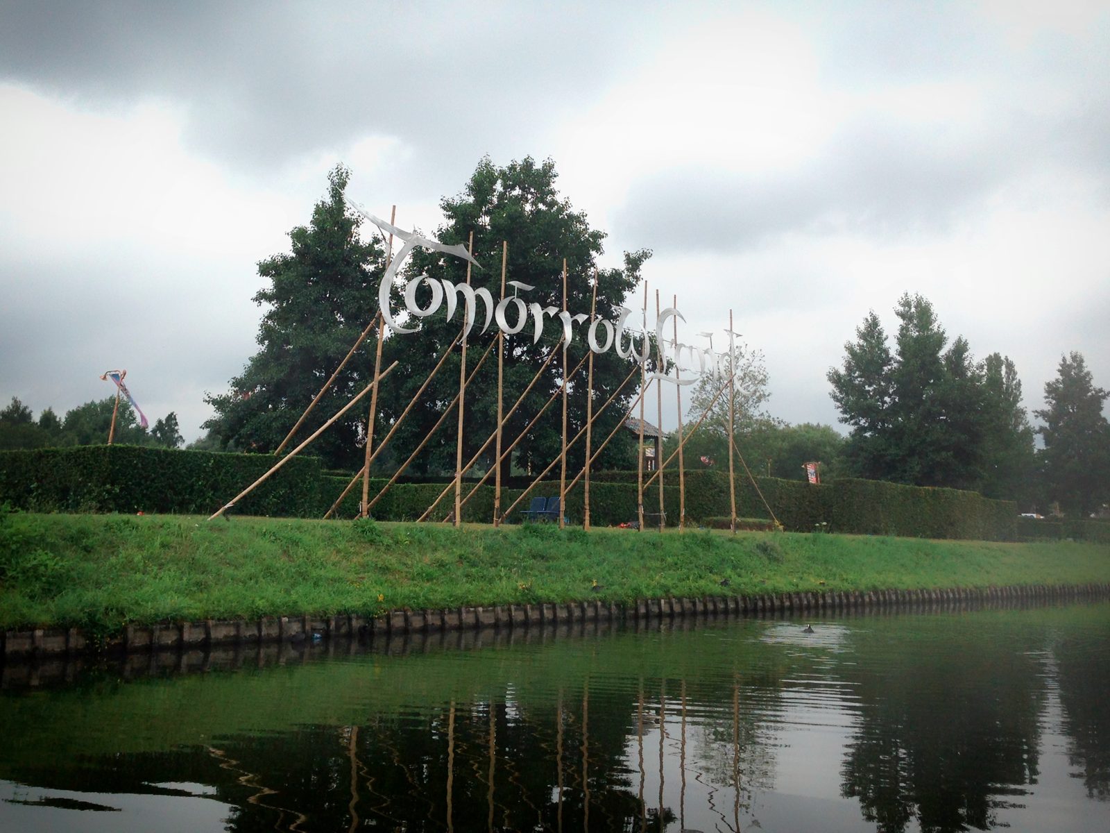 La foule internationale de festivaliers rassemblée à Tomorrowland