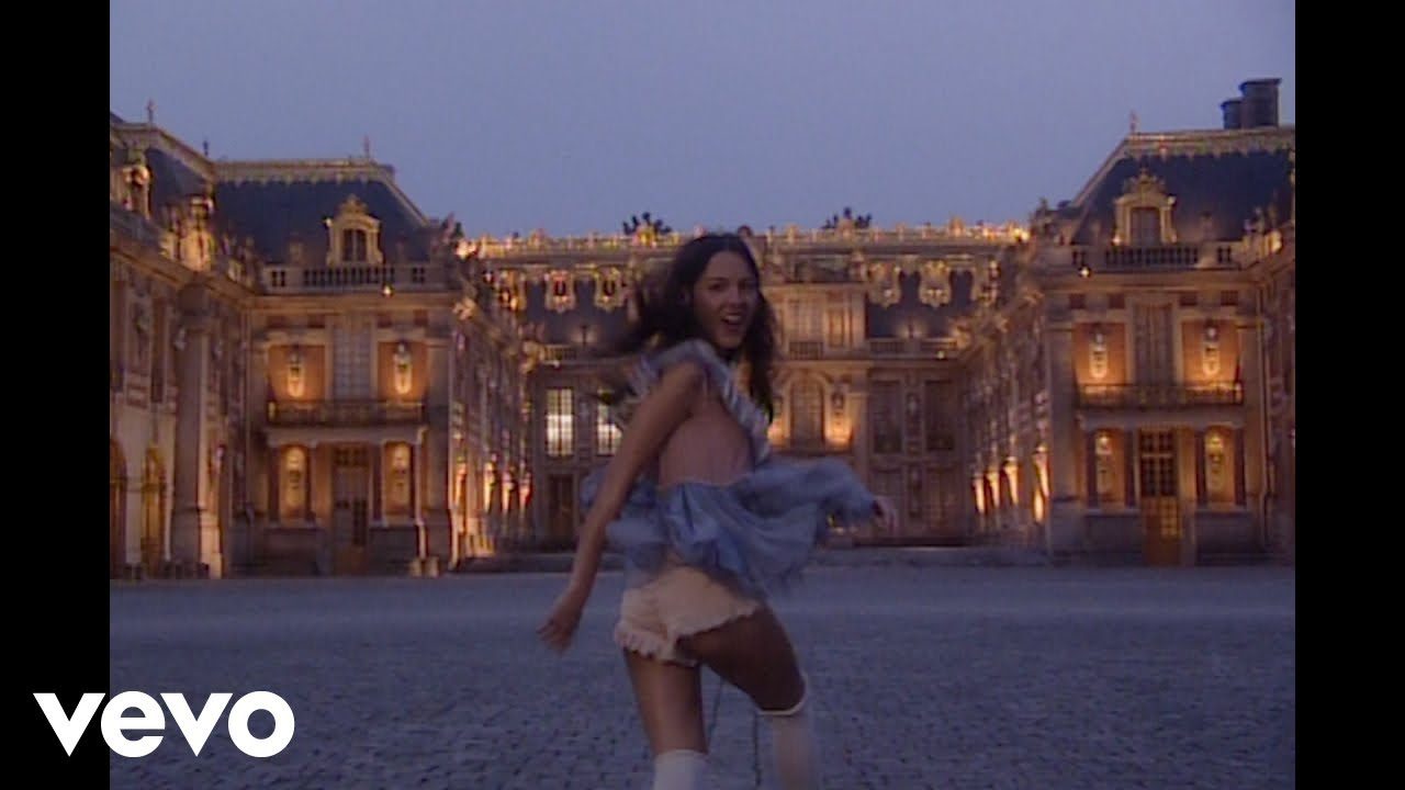 Olivia Rodrigo dans le clip de drop dead à Versailles