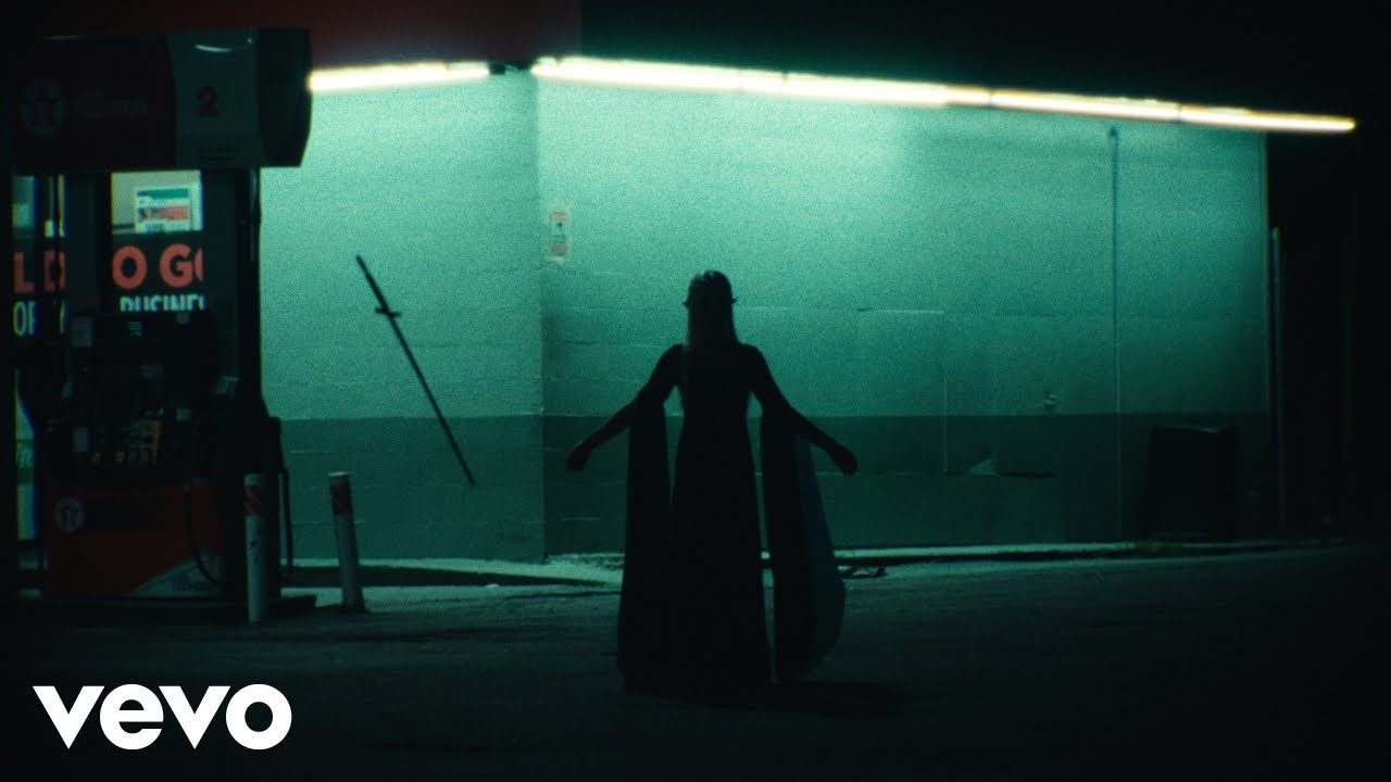 Phoebe Bridgers dans le clip officiel de Lost Boys