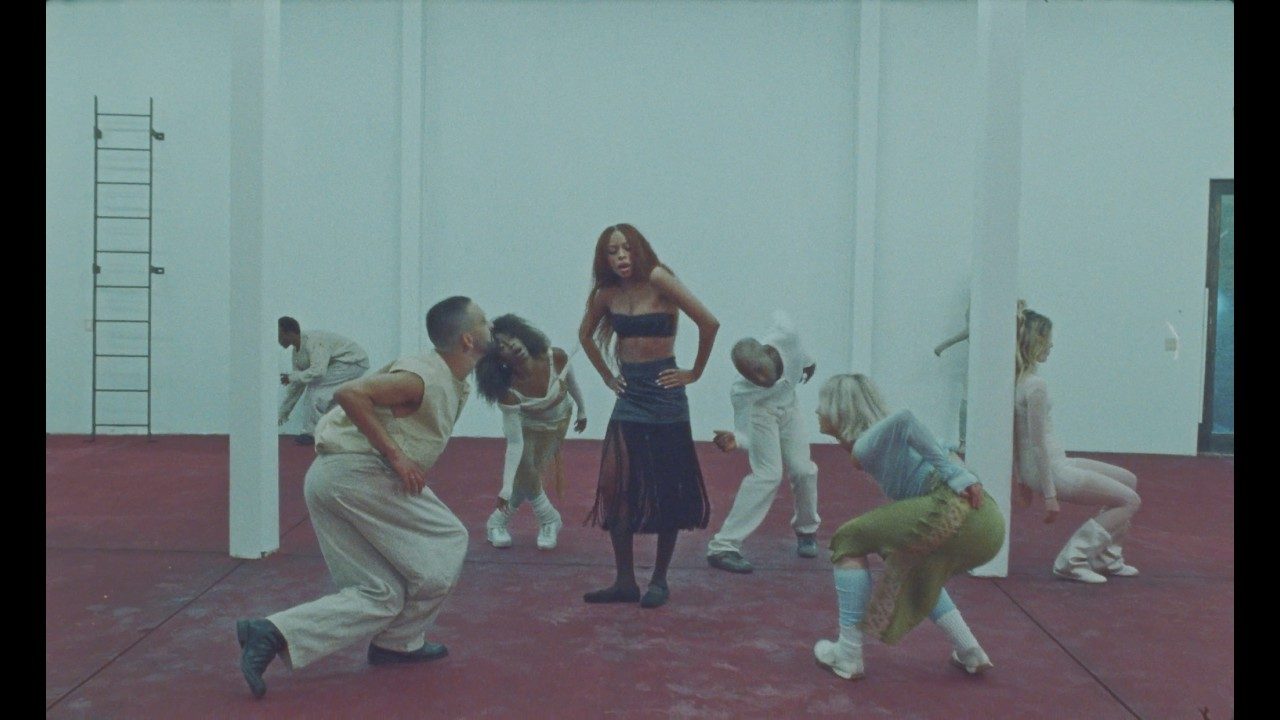 Ravyn Lenae dans le clip officiel de « Handle »