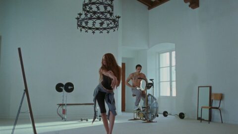Ravyn Lenae dans le clip officiel de « Reputation » avec Dominic Fike, extrait de l’album « Blue Island »