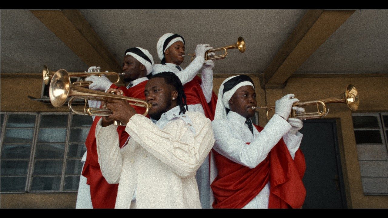 Ezra Collective et Pa Salieu dans le clip Only Love tourné à Lagos
