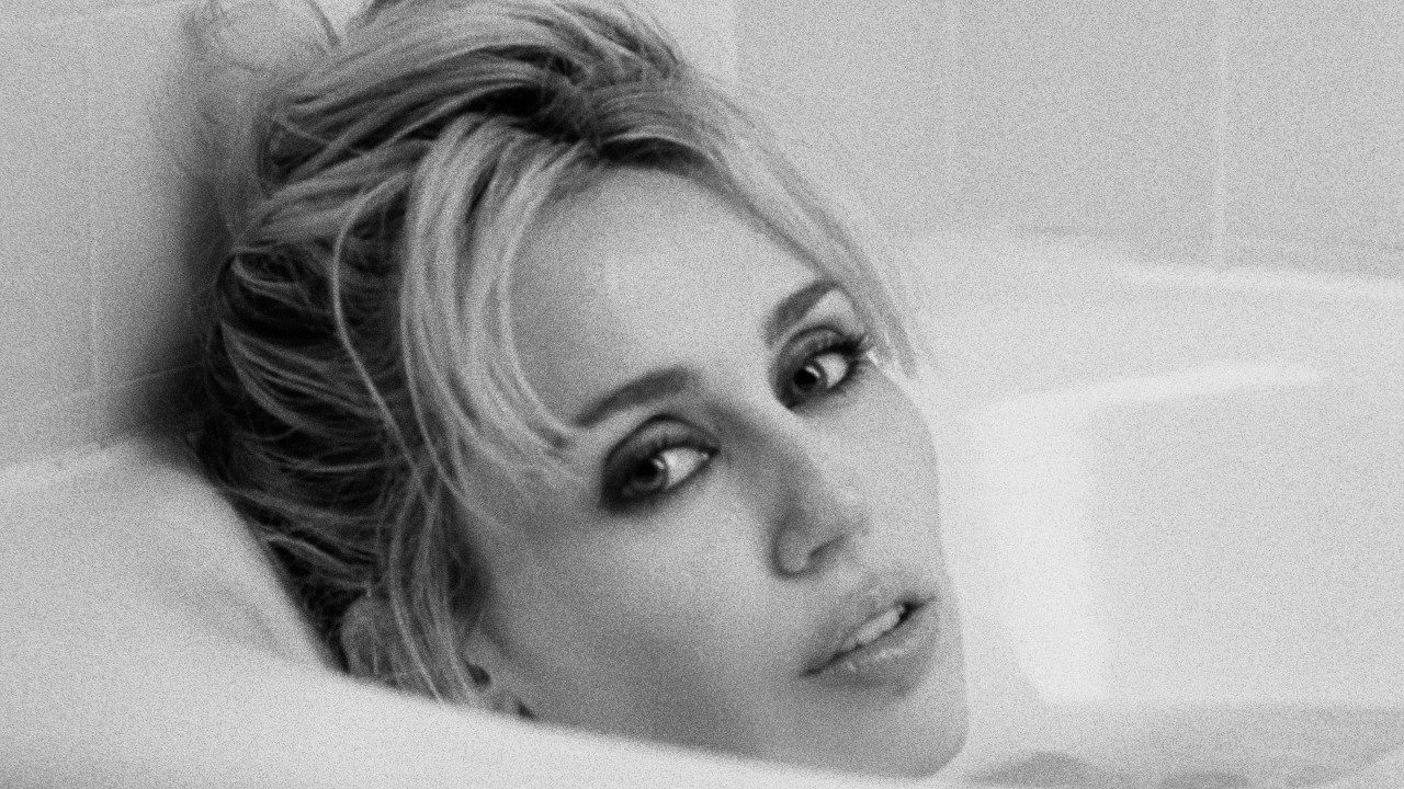 Miley et Maxx Morando dans le clip de Let's Get Married
