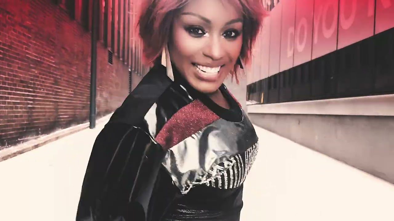 Ultra Naté dans le clip Movin' To The Sun