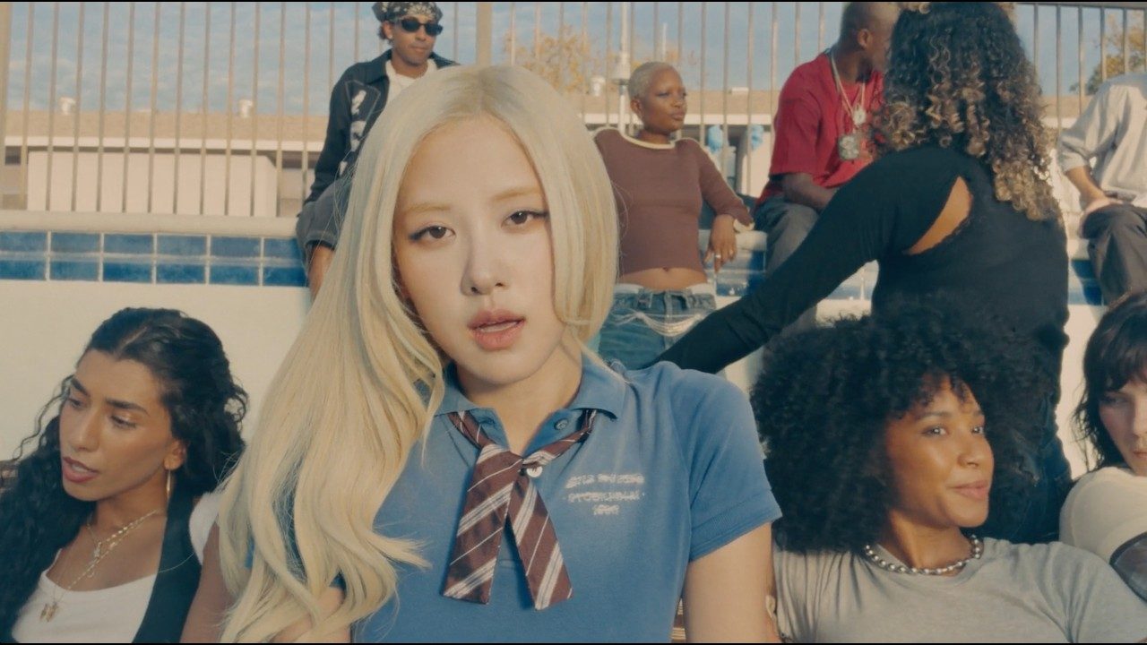 Extrait du clip officiel de new trick par ROSE