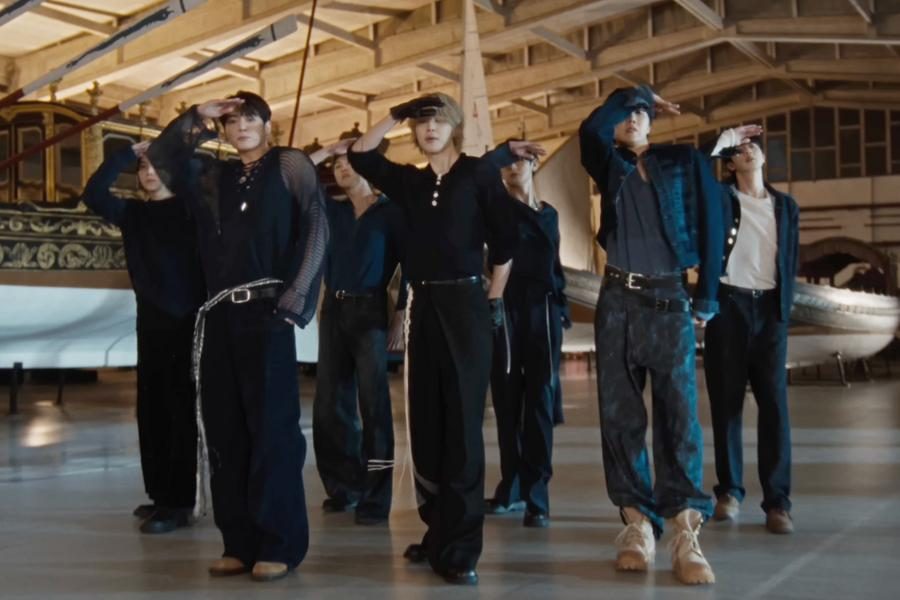 BTS lors de la video de performance de Swim