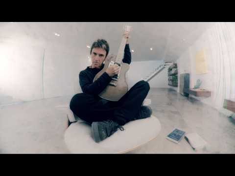Johnny Marr dans le clip officiel de Spin