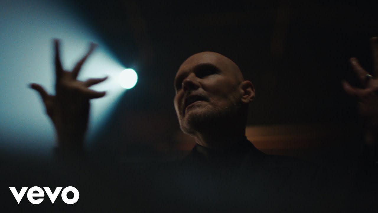 Billy Corgan dans le clip officiel de Black Stars