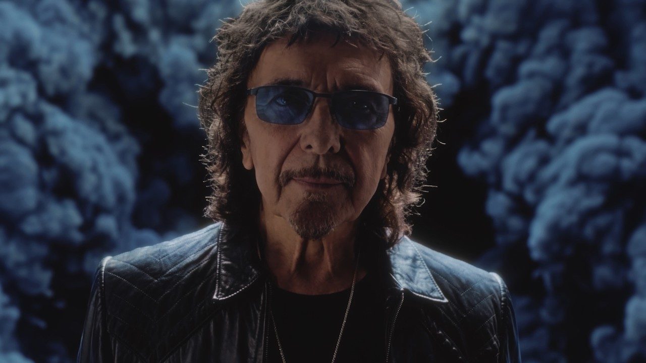 Tony Iommi dans le clip de World Alone